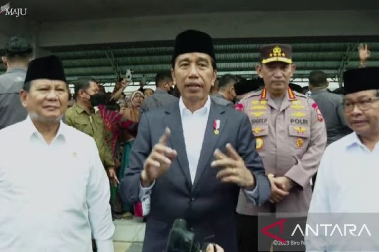 Presiden Jokowi mengecek harga barang di Pasar Rakyat Tabalong