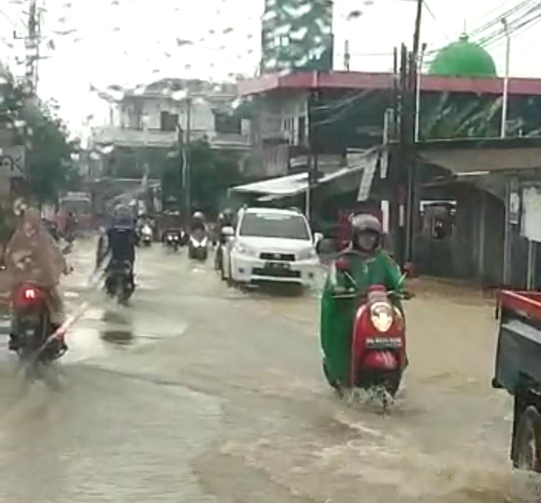 Air “Dikirim” Tiba, Wilayah Tengah dan Selatan Tabalong Mulai Dilanda Banjir |  Koran Kontras