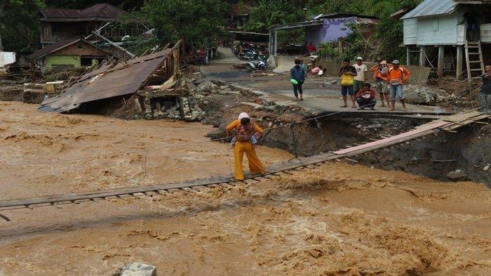 Banjir Bandang di HST Kalsel, Terjebak di Lokasi Tambang Naik Gumuk Pasir, 3 Warga Dievakuasi