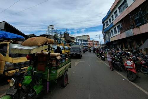 Main Tarif, Petugas di Pasar Lima Disergap