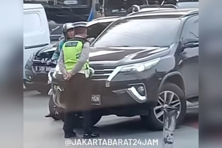 VIRAL Video Polisi mau tabrak Fortuner, sopir teriak dan tunjuk dan makian.