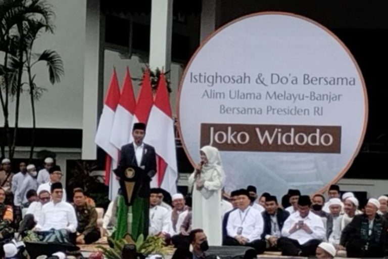Tiga warga Tabalong menerima hadiah sepeda dari Presiden Jokowi