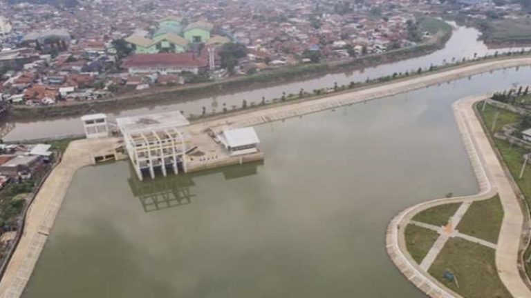 Tangani Banjir Bandung Selatan, Presiden Jokowi Resmikan Kolam Retensi Andir – HarapanRakyat.com