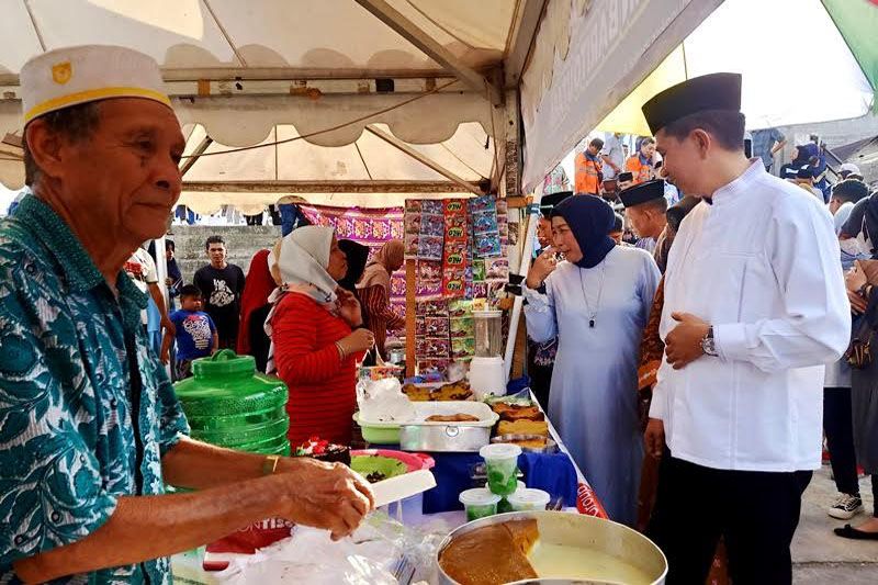 Bupati Barito Utara membuka Pasar Wadai Ramadhan di WFC