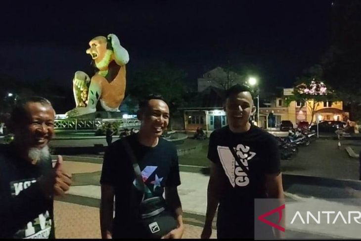 Tiga pemuda Malaysia menikmati sensasi menyusuri sungai malam di Banjarmasin