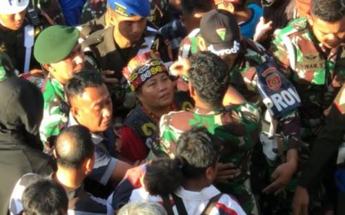 Dipercaya Menyembuhkan Segala Macam Penyakit, Ini Sosok Ida Dayak yang Viral!